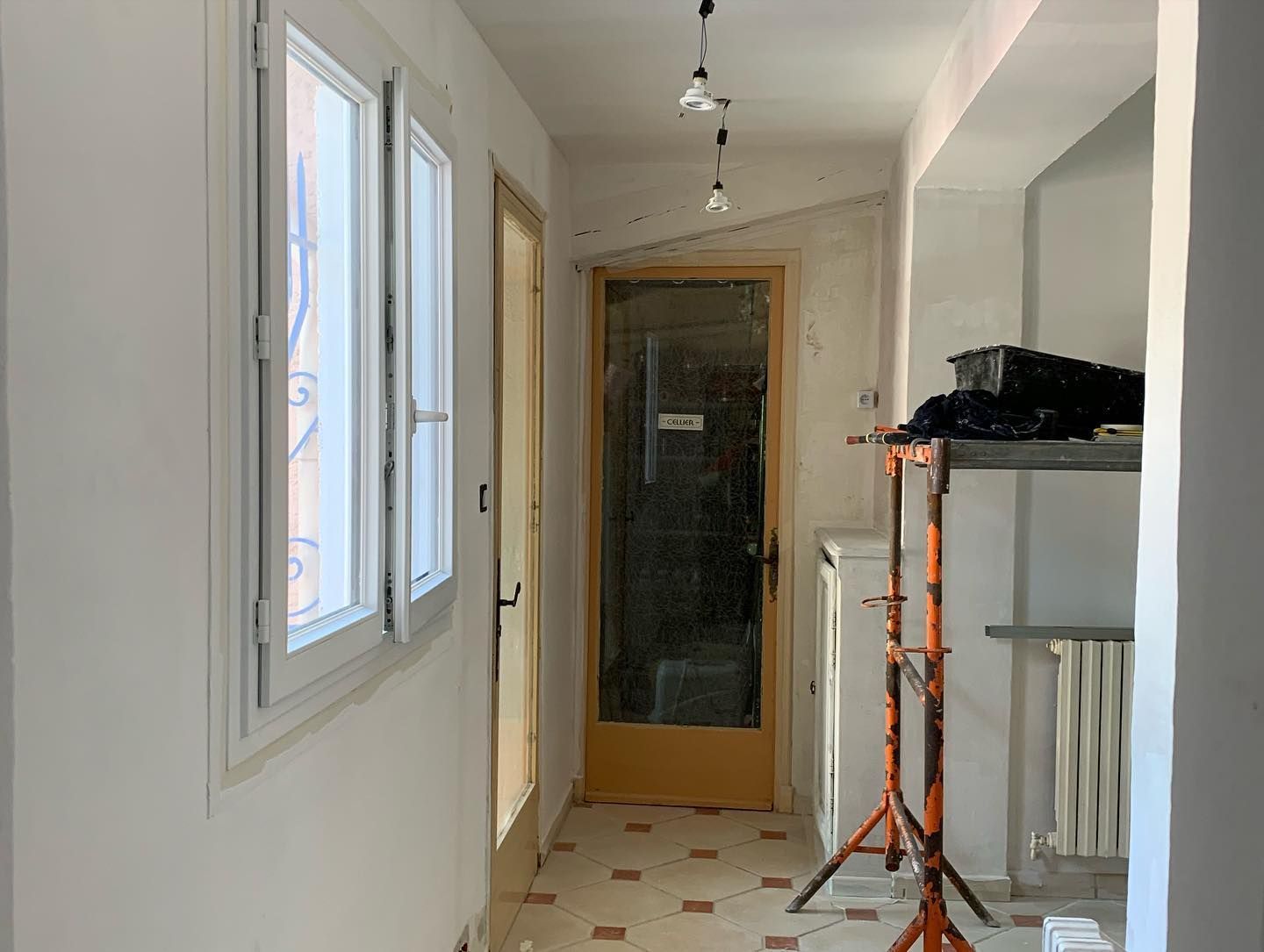 L'intérieur d'une maison en chantier.