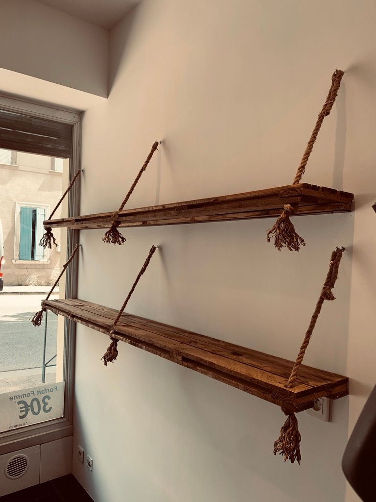Des étagères suspendues en bois.