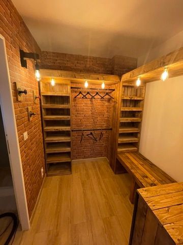 Un dressing en bois.