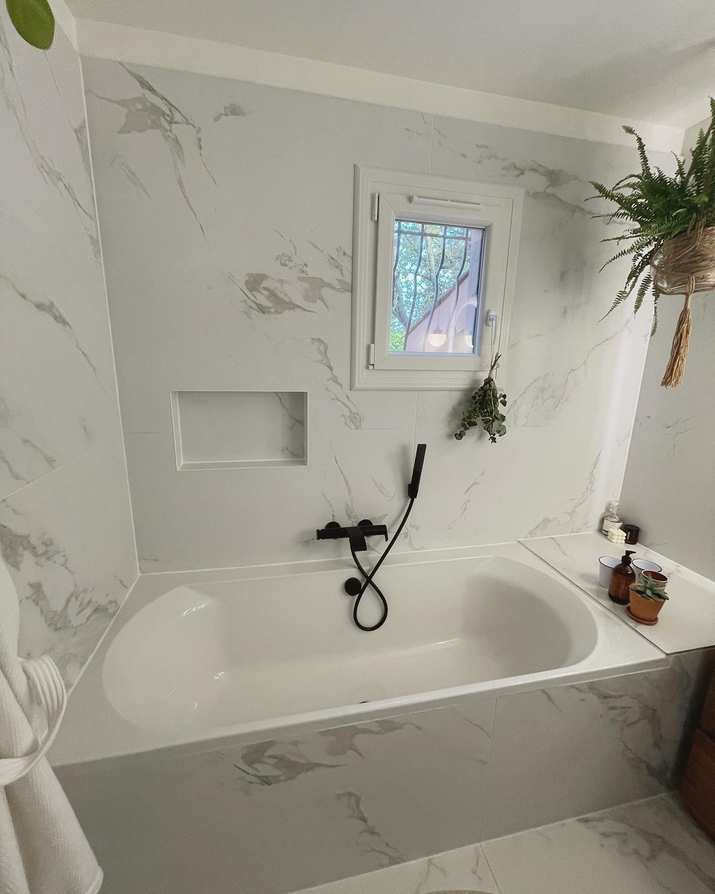 Une baignoire entourée de marbre.