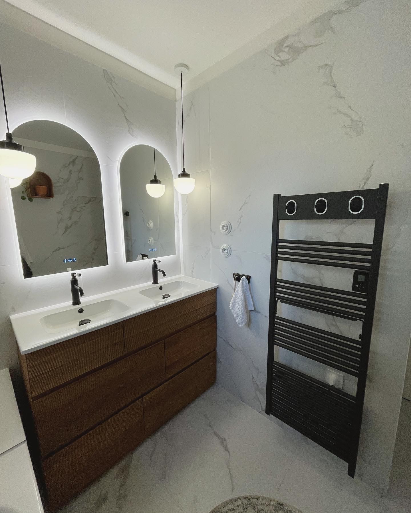 Une salle de bains en marbre.