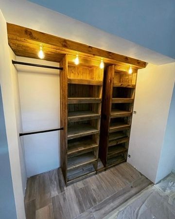 Un dressing en bois.