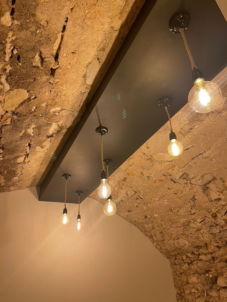 Un luminaire en bois.