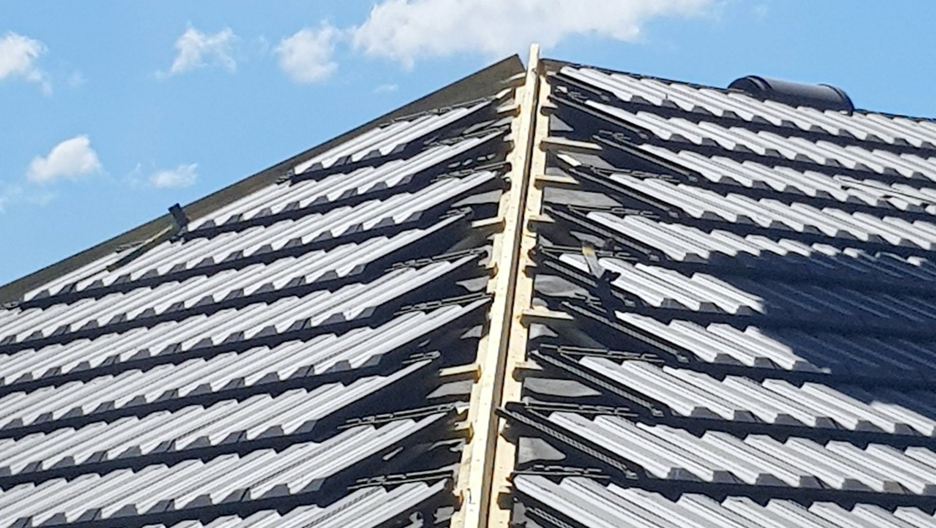 Pose de couverture noire sur un toit