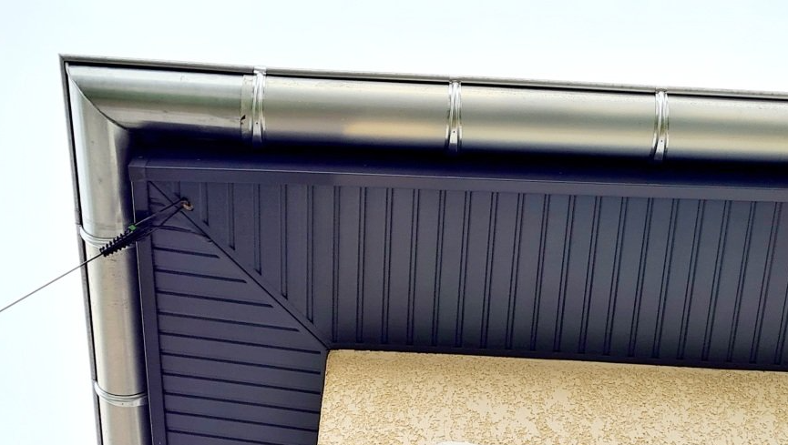 Dessous de toit en PVC bleu imitation bois