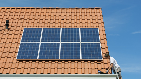Panneaux solaire sur un toit en été