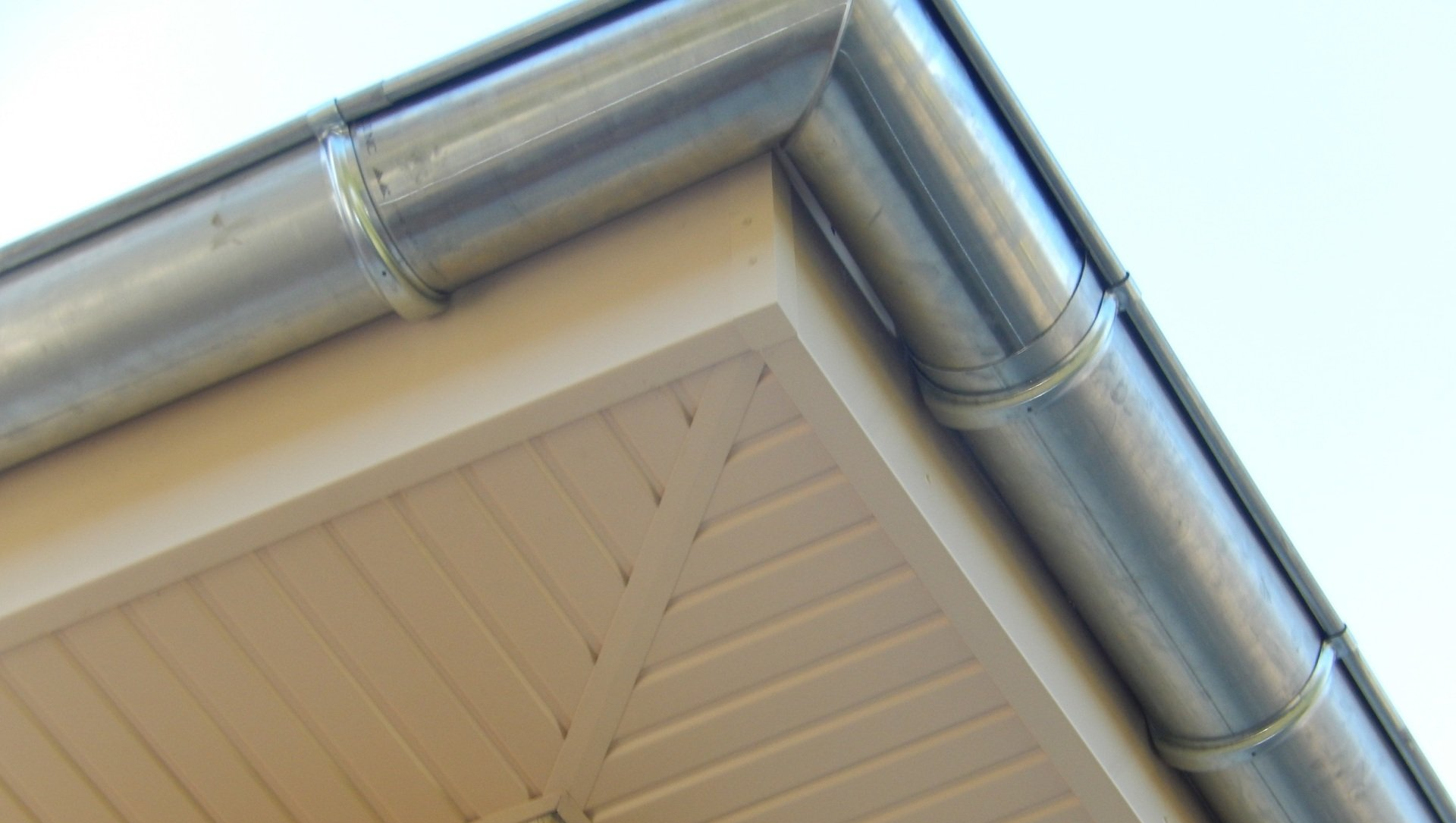 Gouttière en Inox avec un dessous de toit en PVC