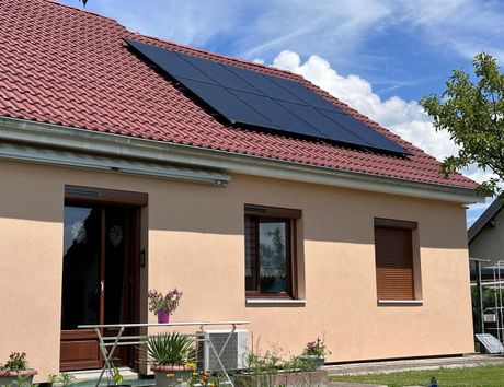 Panneaux solaire sur un toit en été