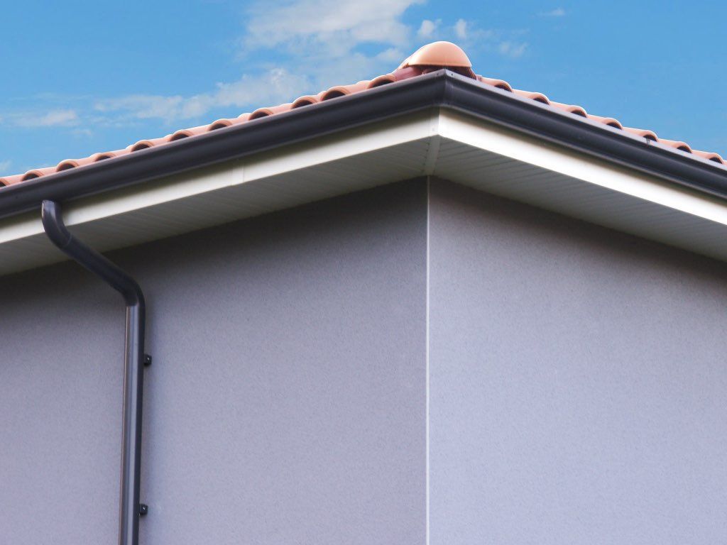 Gouttière en métal sur une maison en pierre