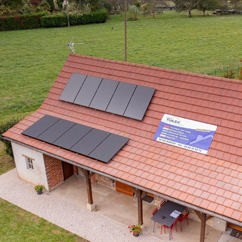 Photo avec panneaux solaires sur un toit