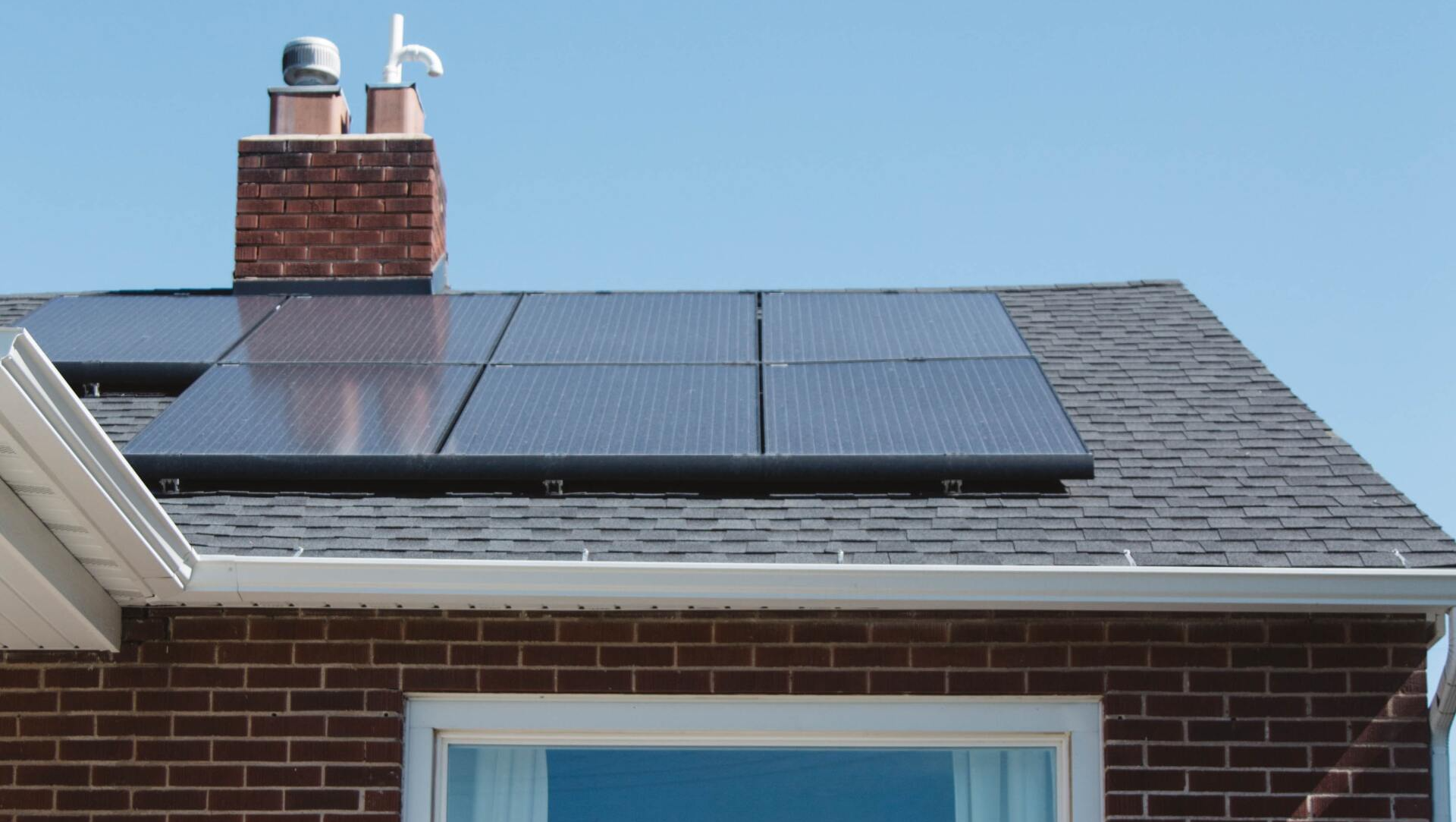 Panneaux solaires sur un toit de maison
