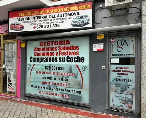 Un escaparate con un cartel que dice vehículos de ocasión