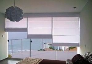 Un dormitorio con una cama y un balcón con vista al mar.