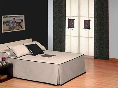 Un dormitorio con una cama y un cuadro en la pared.