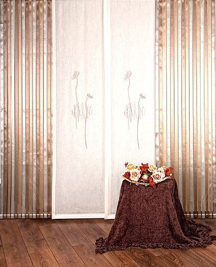 Hay una mesa con flores en el medio de la habitación.