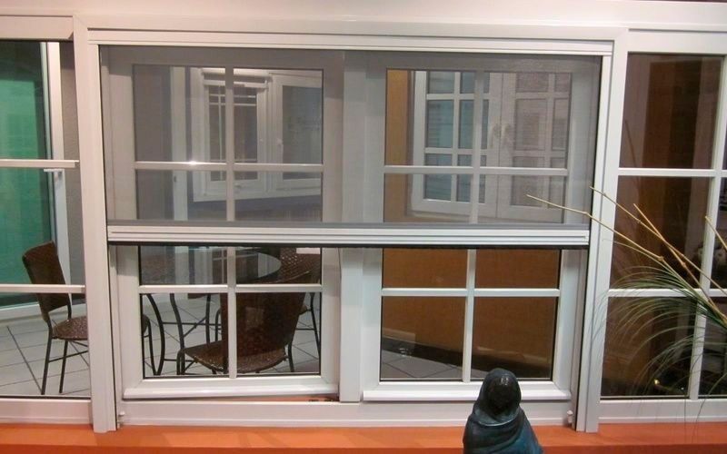 Una persona está sentada frente a una ventana con una pantalla.