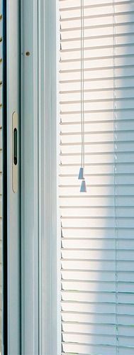 Un primer plano de una ventana con persianas.