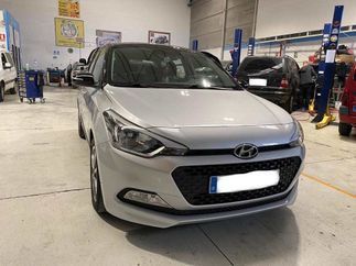 Un Hyundai i20 plateado está estacionado en un garaje.