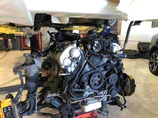 En un taller se está trabajando en el motor de un coche.
