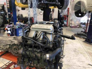 En un garaje se está trabajando en un motor Porsche.