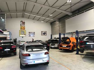 Hay muchos coches aparcados en un garaje.