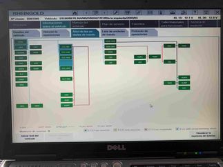 Una computadora portátil Dell está abierta en una pantalla con un diagrama.
