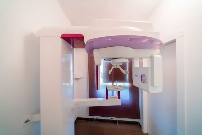 Una habitación con una máquina de rayos X dental en ella.