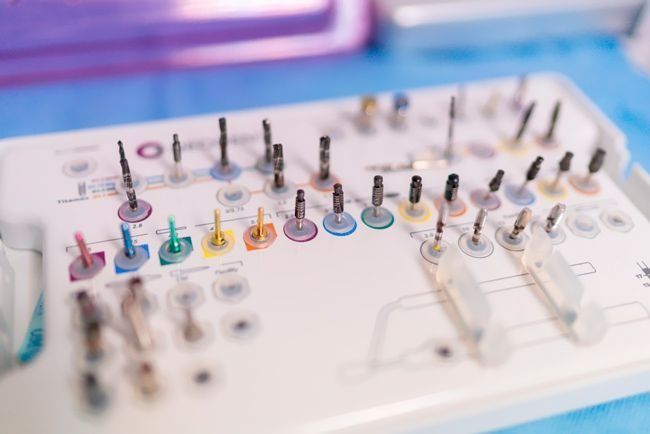 Una bandeja de instrumentos dentales está sobre una mesa.