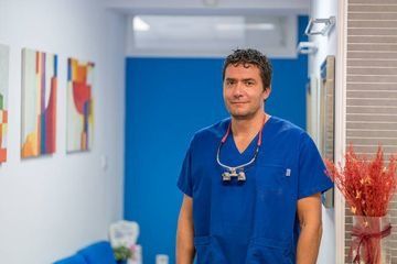 Un hombre con un uniforme azul está parado en un pasillo.