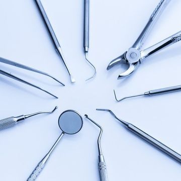 Una variedad de instrumentos dentales están dispuestos en un círculo.