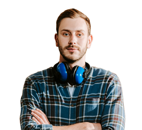 Une personne avec un casque insonorisant au cou
