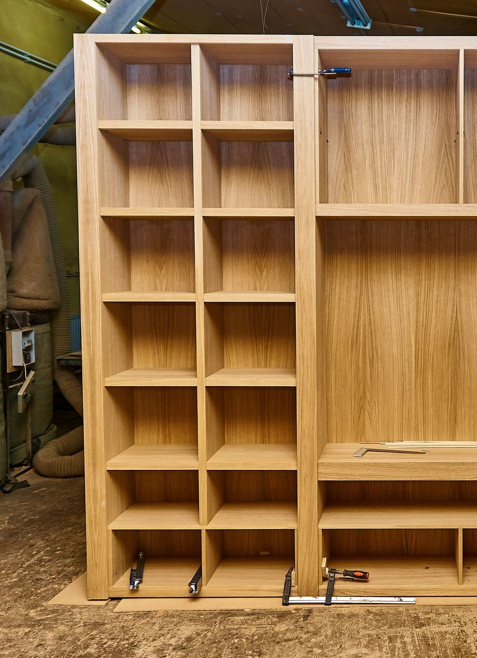 Un meuble de rangement intérieur