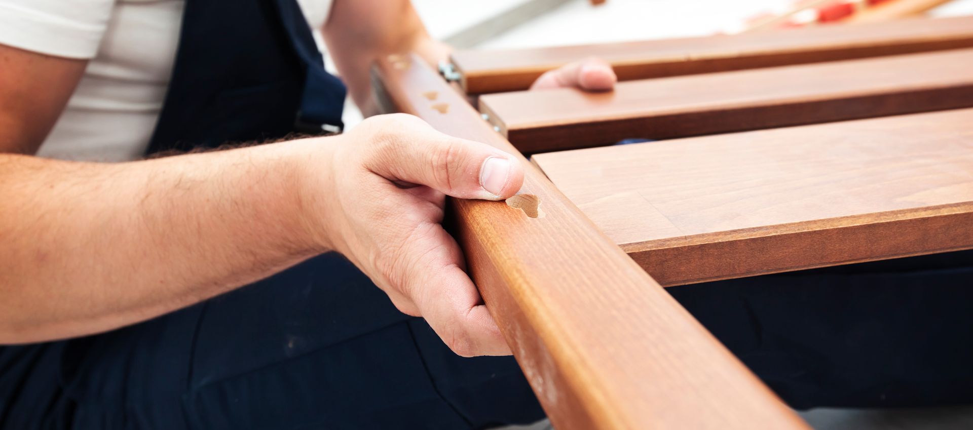 Une personne montant un meuble