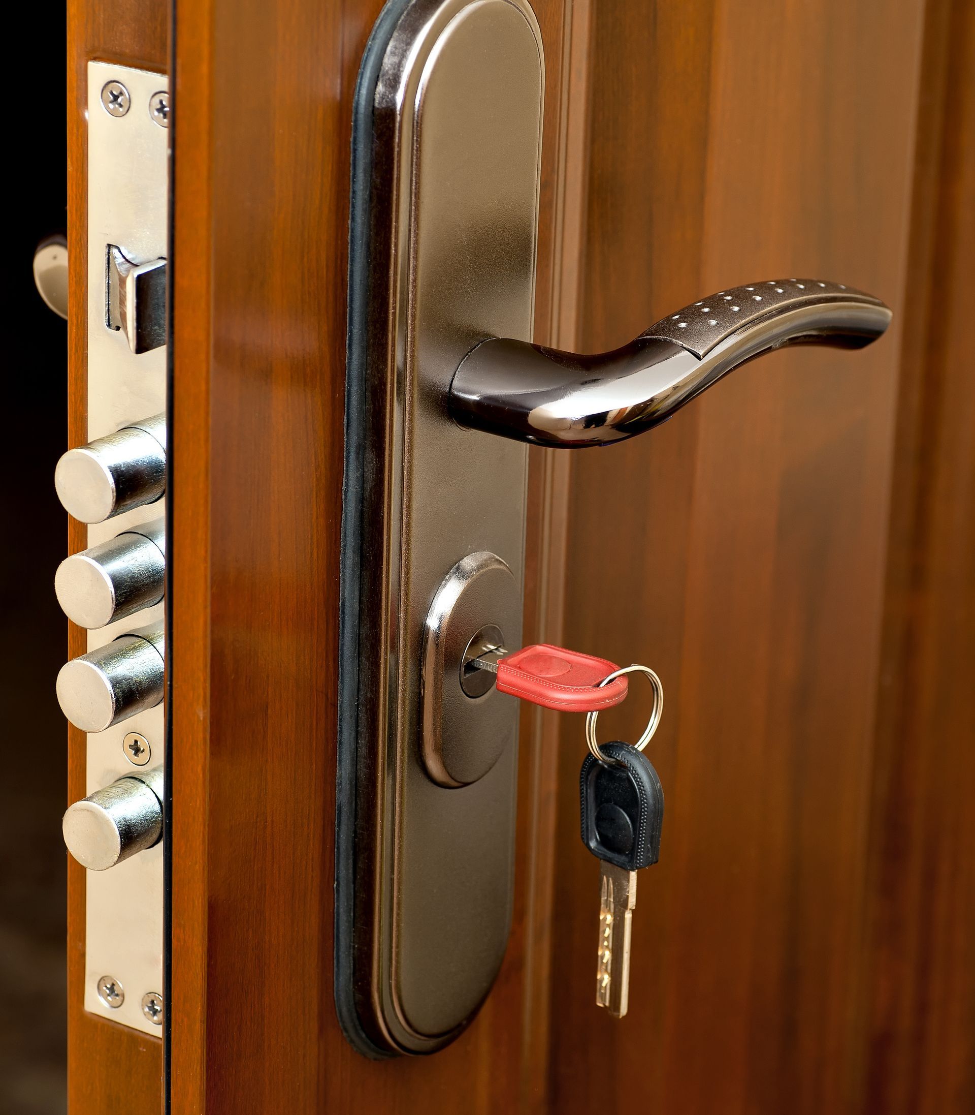 Une porte avec des verrous et des clés