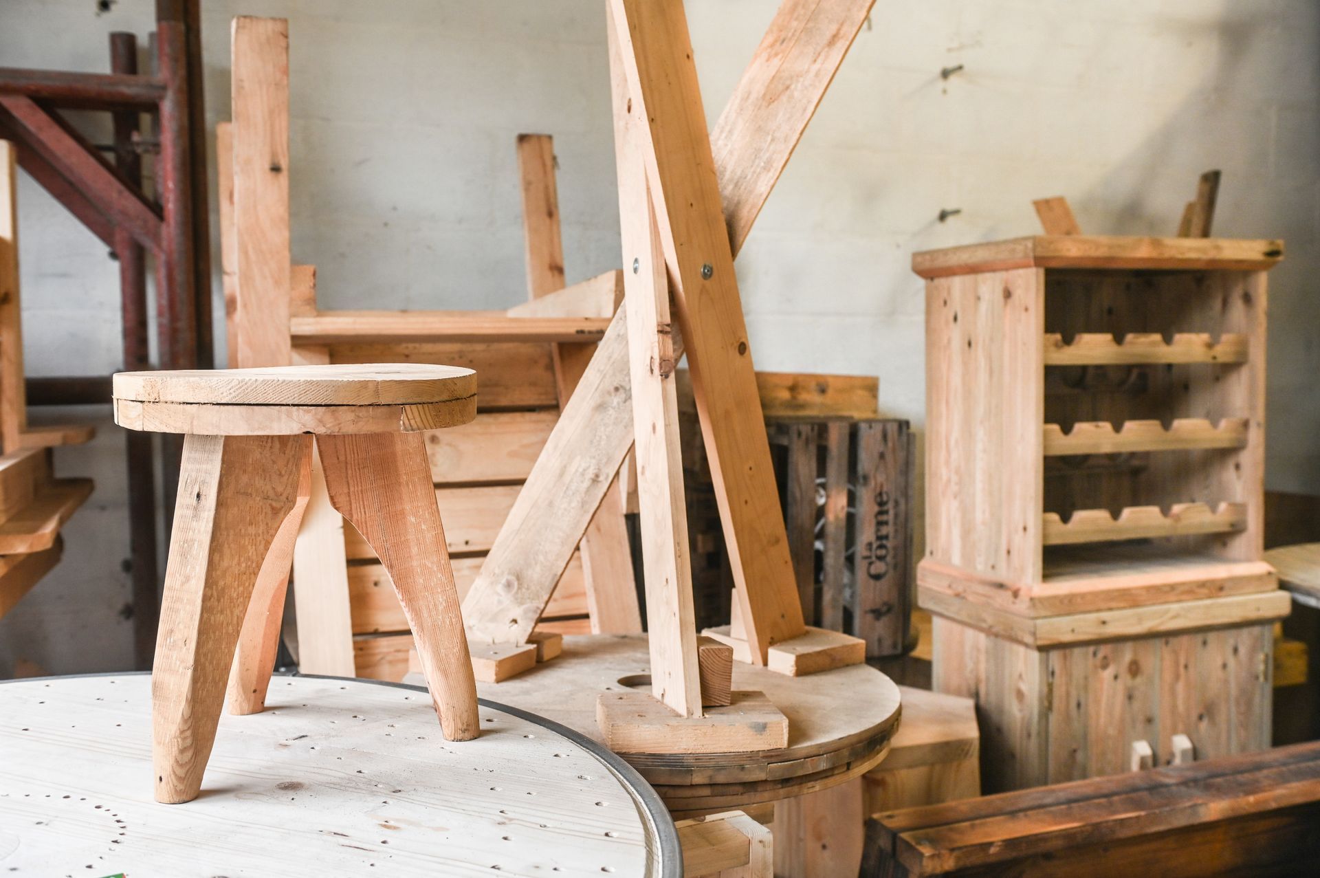 Un atelier de menuiserie avec des fabrications en bois