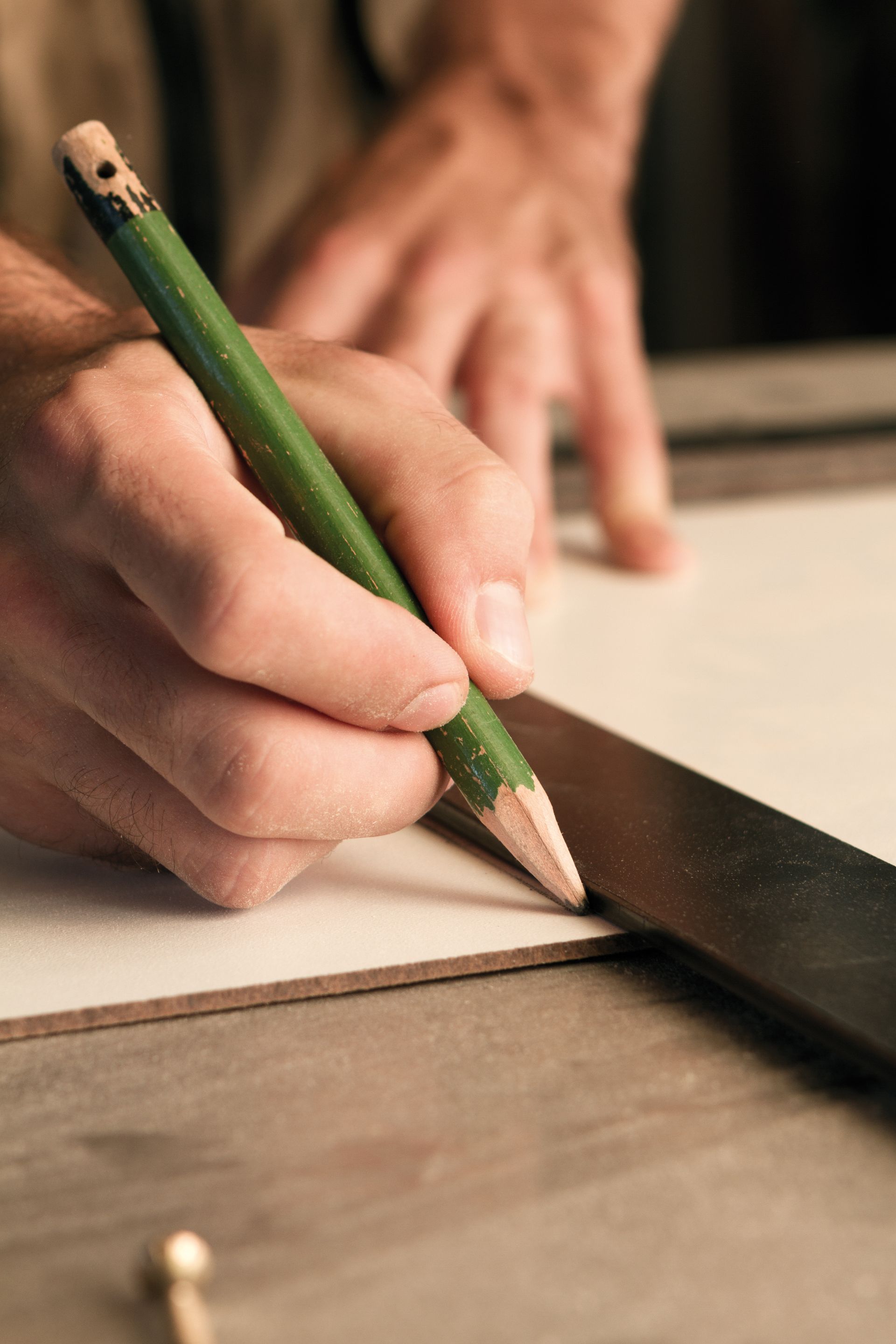 Une personne trace une ligne au crayon