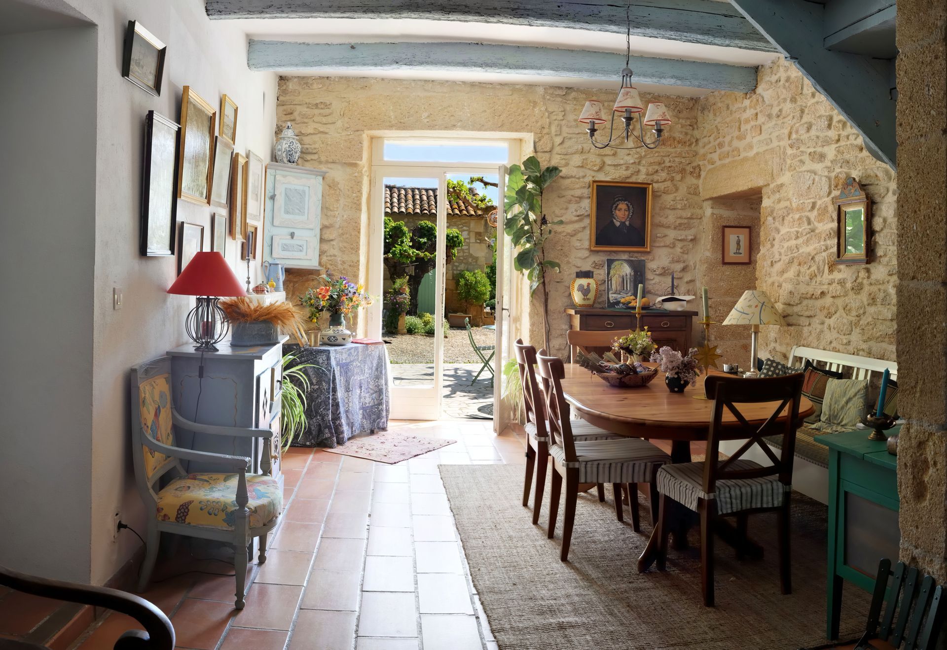 Salle à manger rustique avec murs en pierre