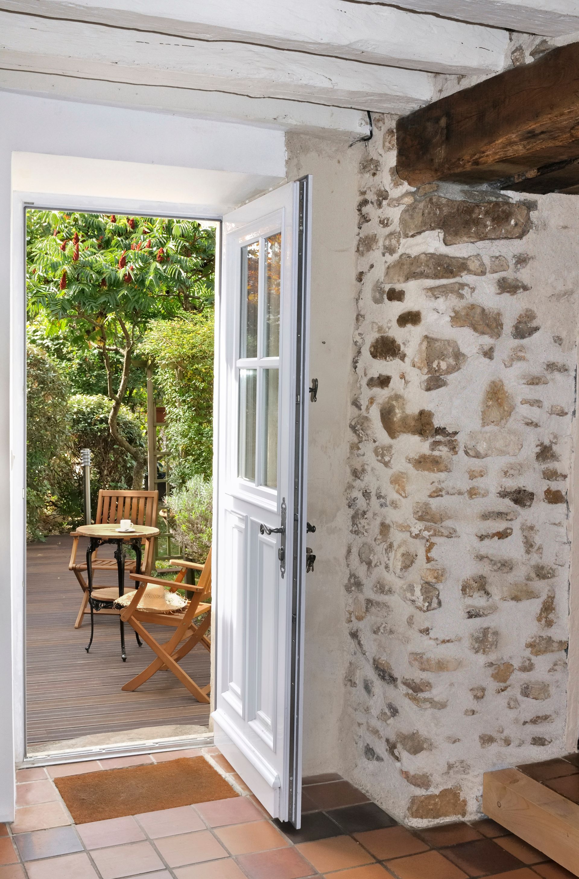 Porte dans un mur en pierre