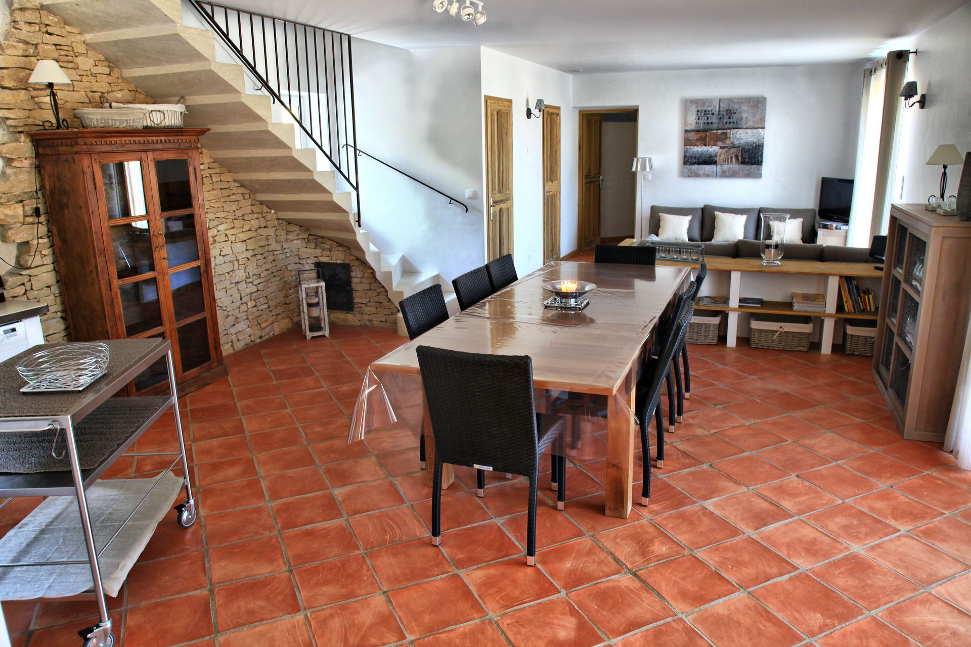 Sol en tommette et escalier balancé en pierre