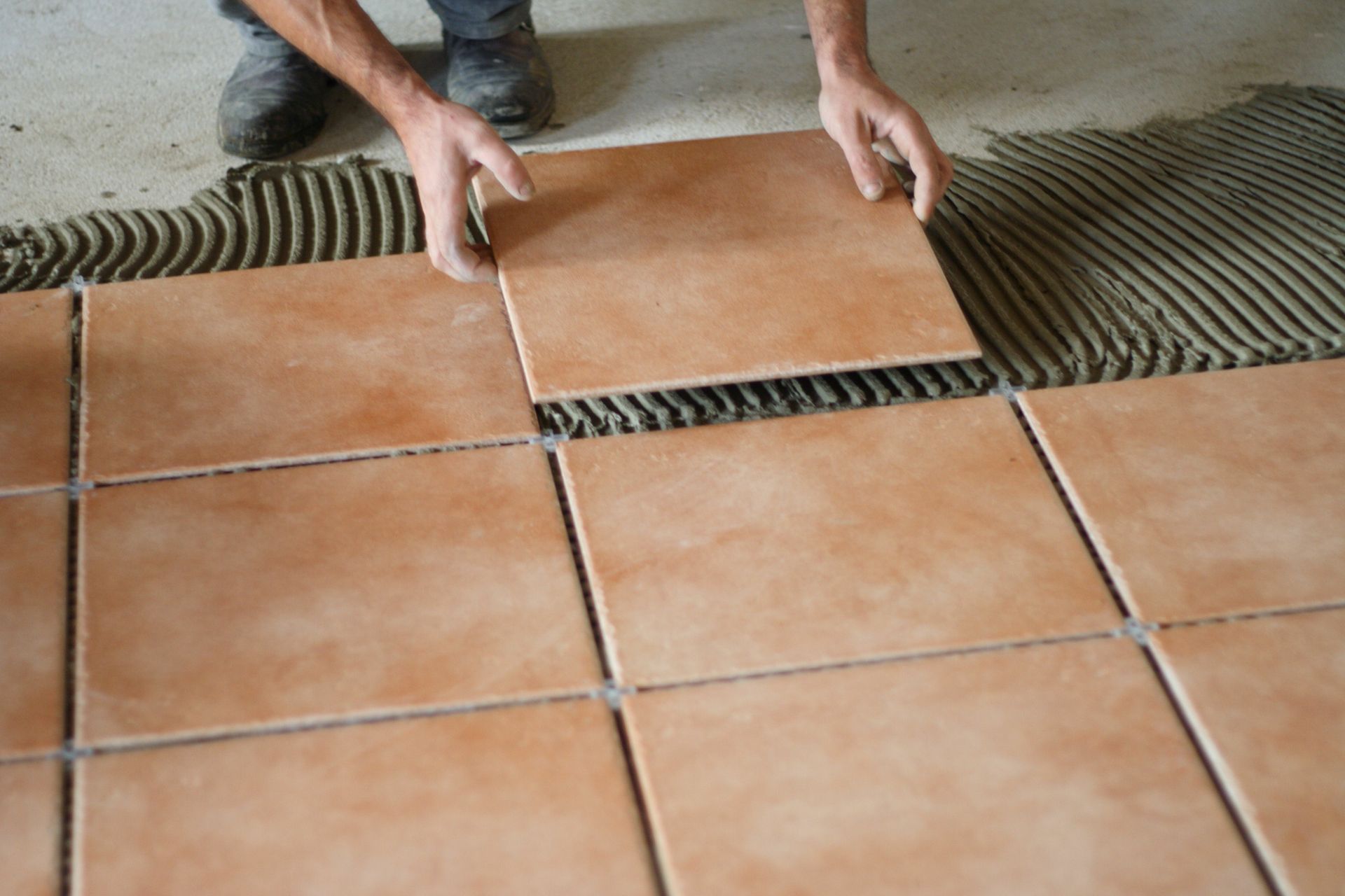 Pose de carrelage dans une pièce