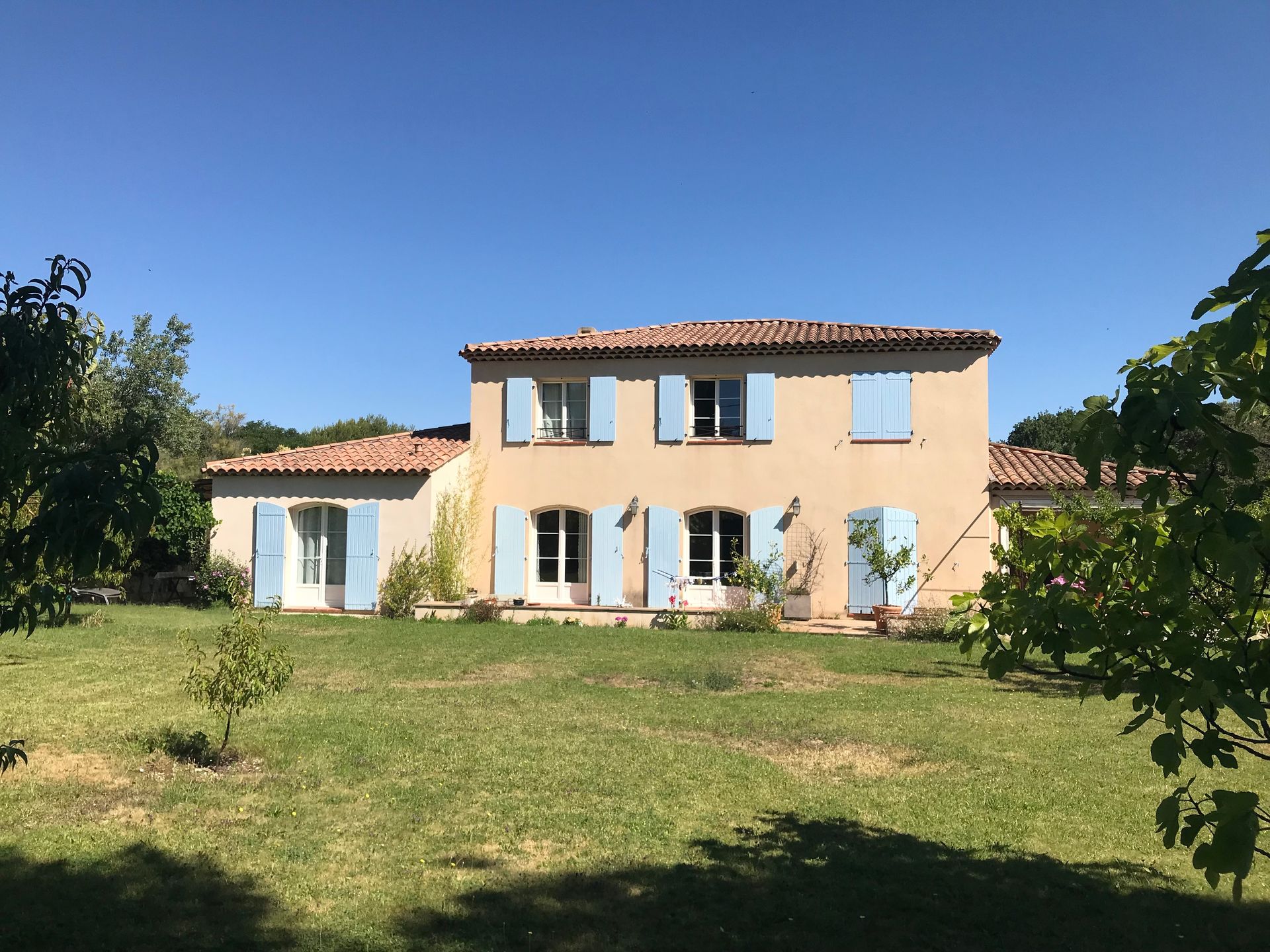 Un faîtage, des rives et des solins sur une maison provençale