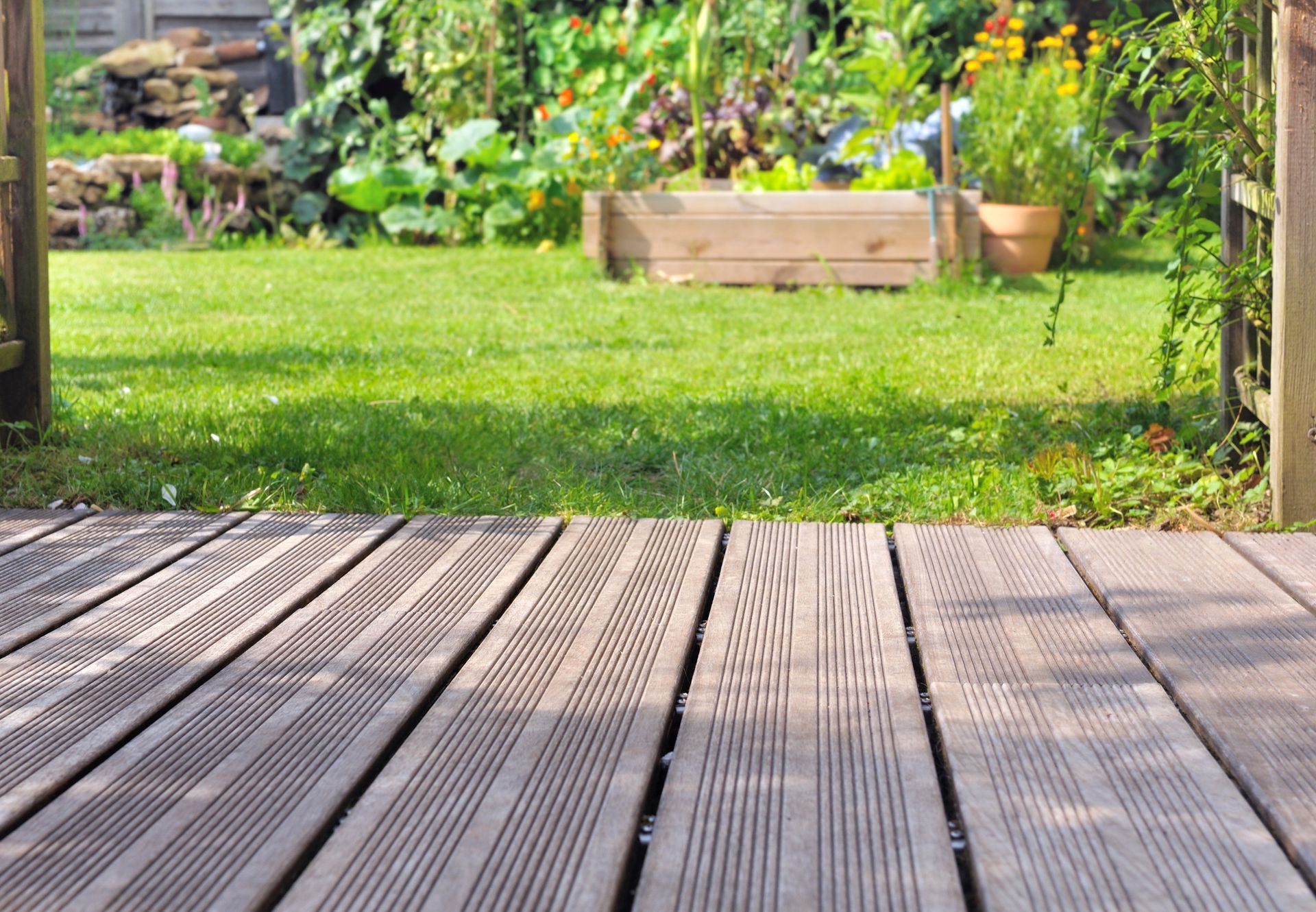 Terrasse en bois avec un jardinet