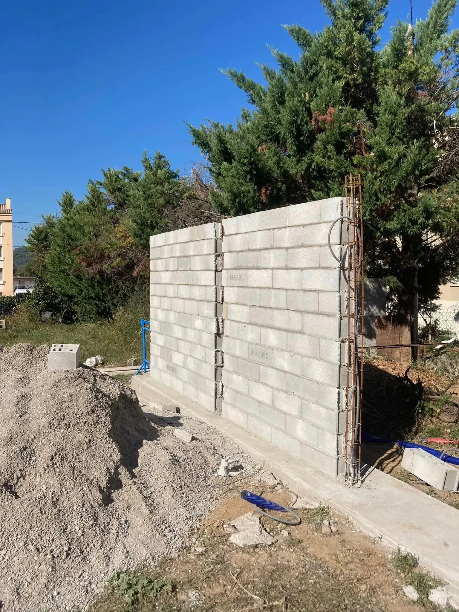 Des travaux de maçonnerie pour monter un mur