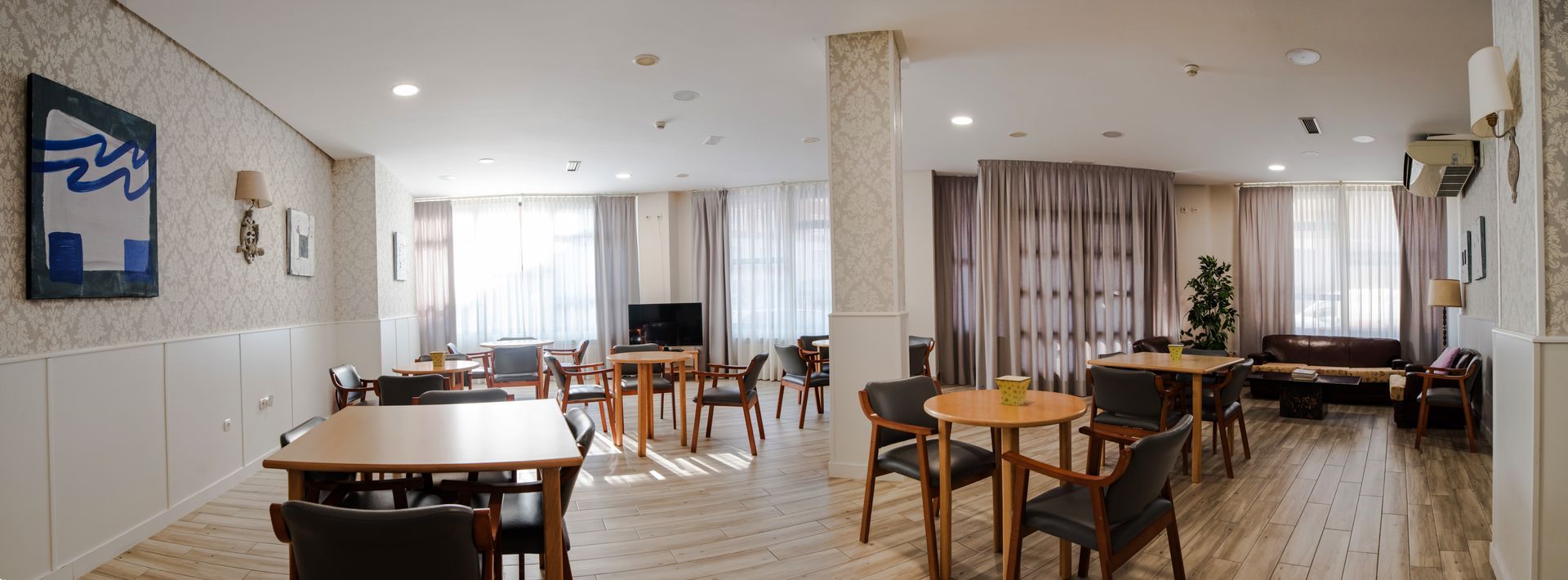 Una habitación grande con mesas y sillas.