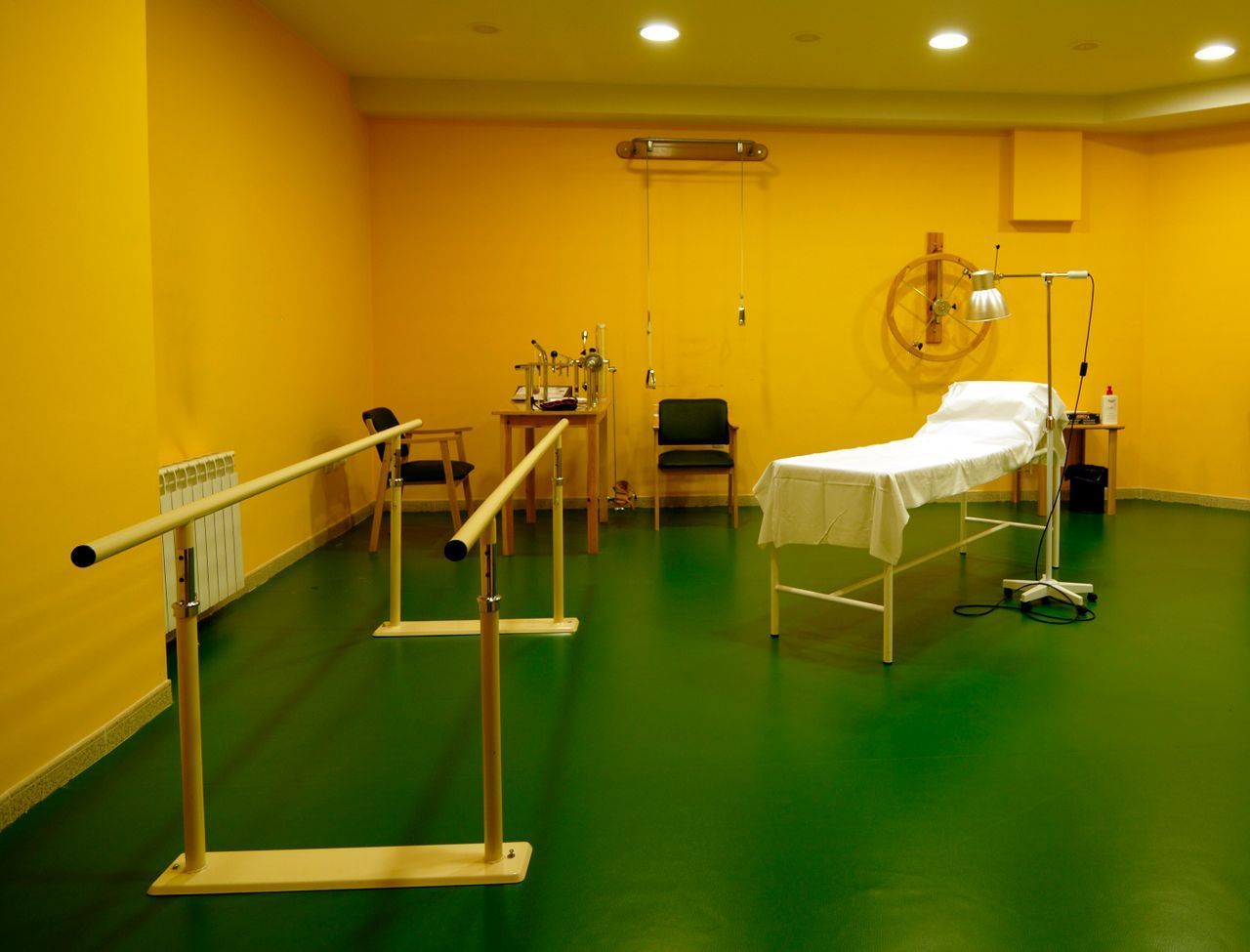 Una habitación con suelo verde y paredes amarillas