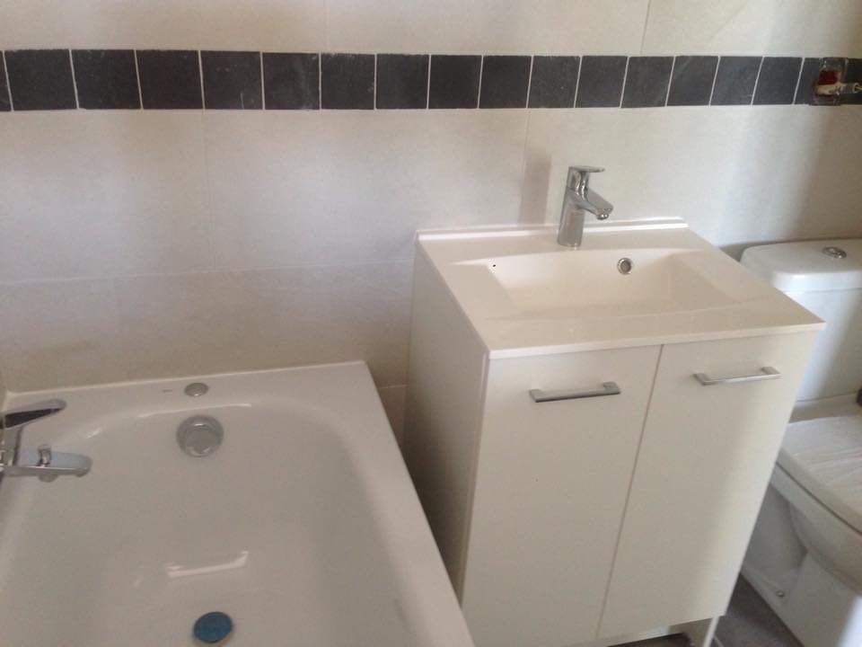 Intérieur de salle de bains, baignoire et lavabo