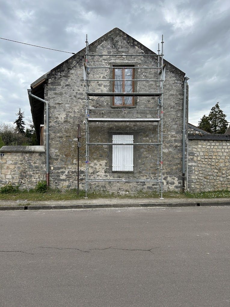 Échafaudage devant une façade en pierre