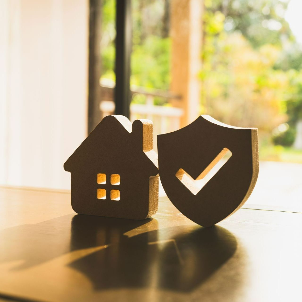 Symboles maison et bouclier avec flèche de vérification