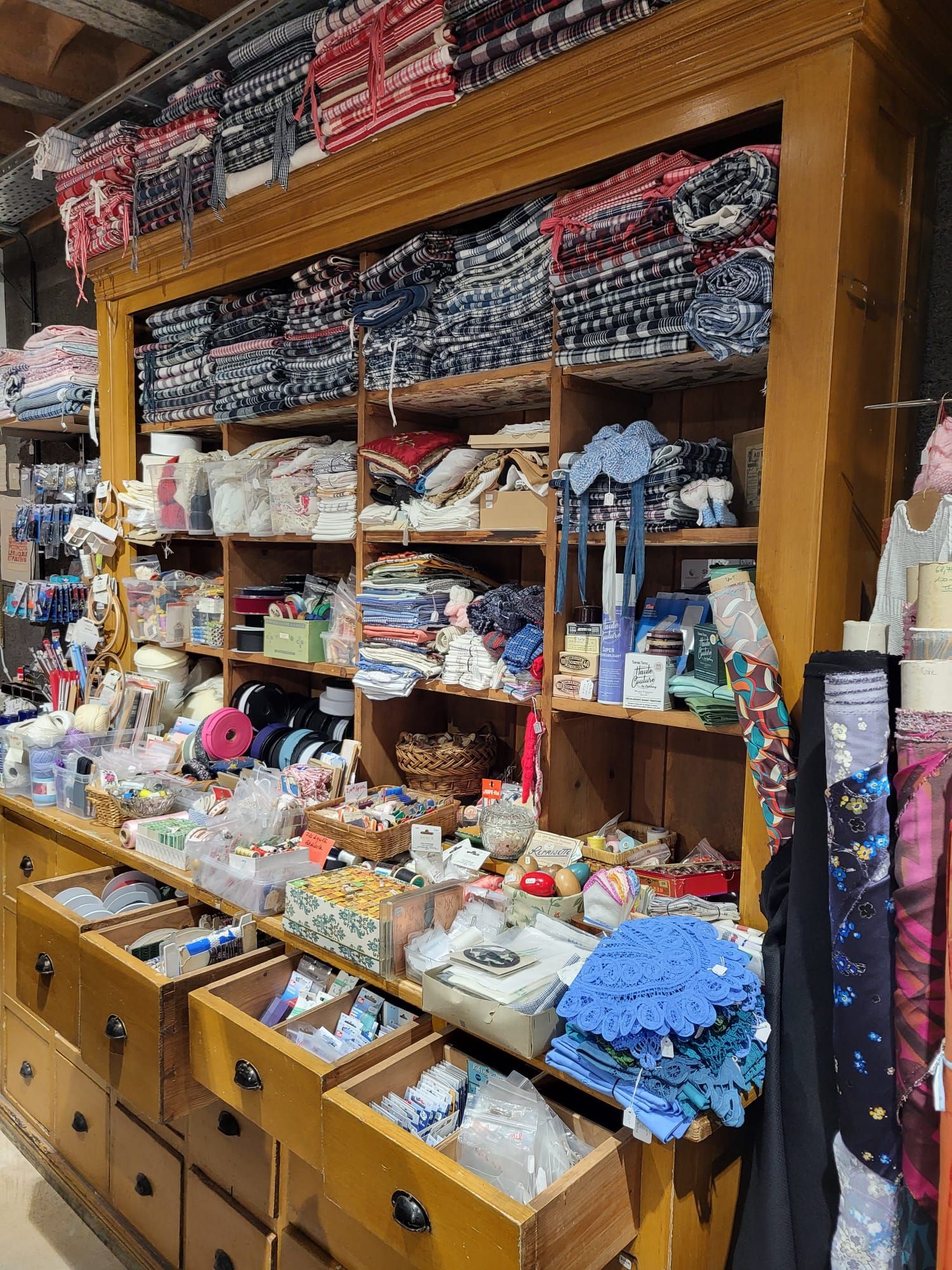 Chemisier blanc à cravate sur un mannequin.