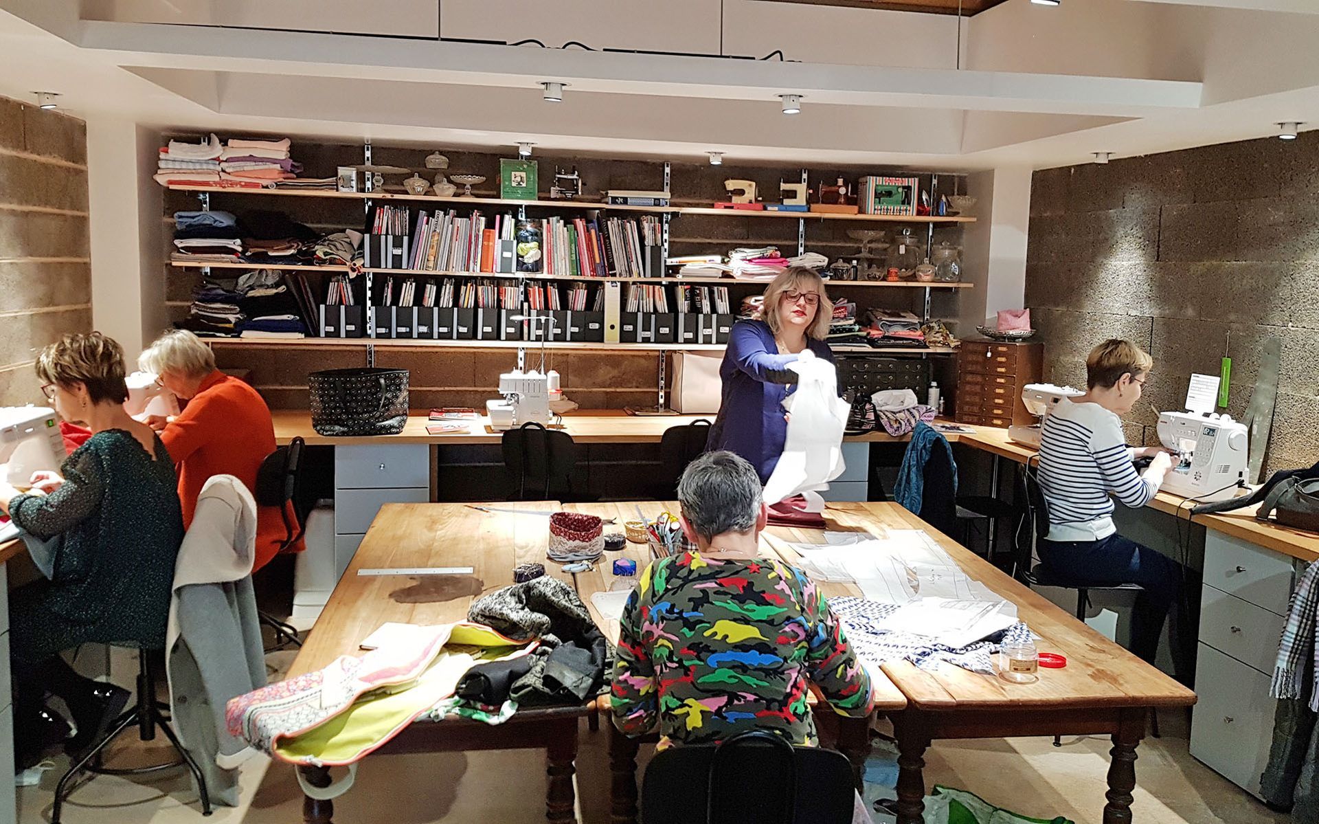 Des personnes cousent dans un atelier de couture, cours de couture